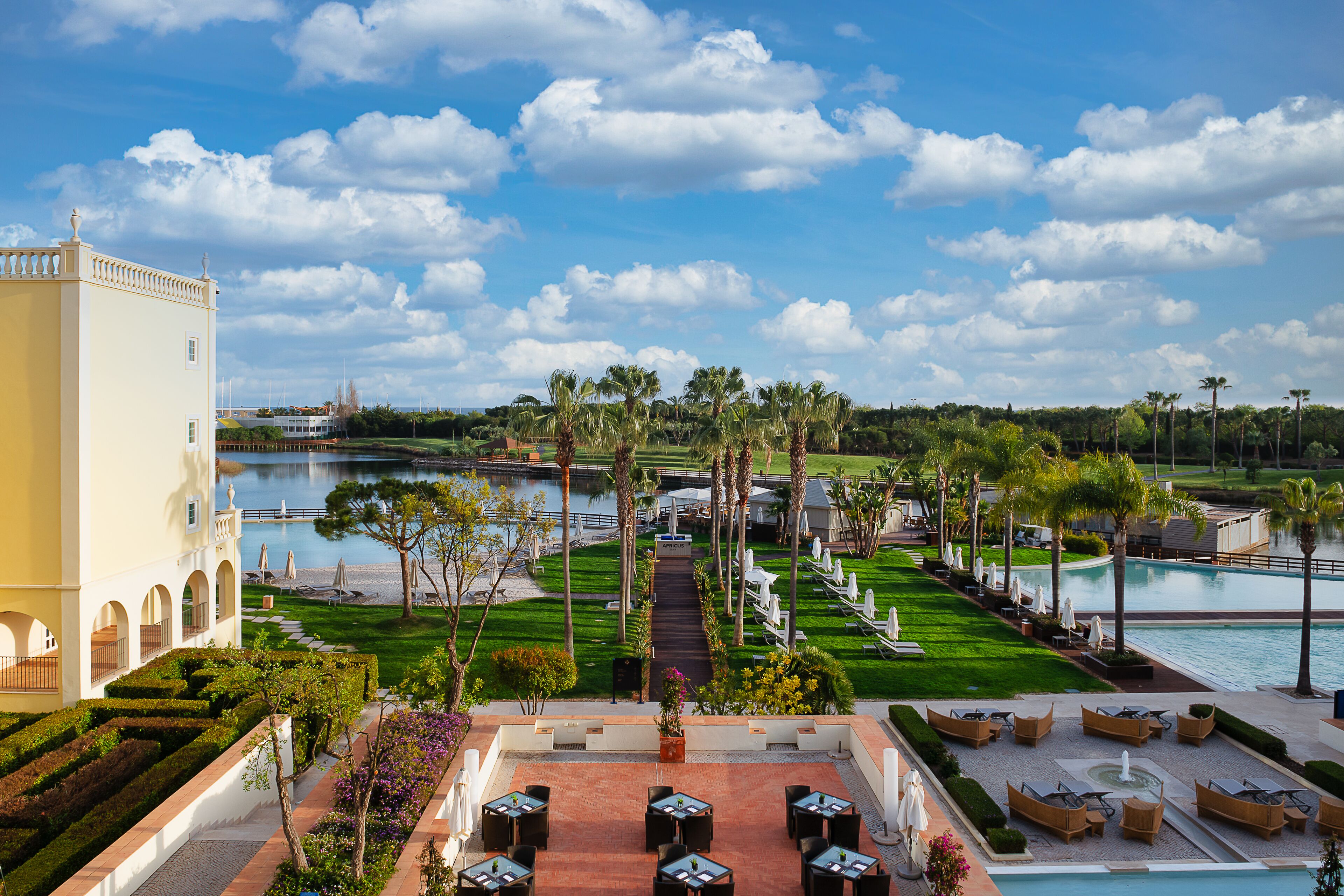 Ein Resort mit Pool, Außenbereich und Blick auf das Wasser.