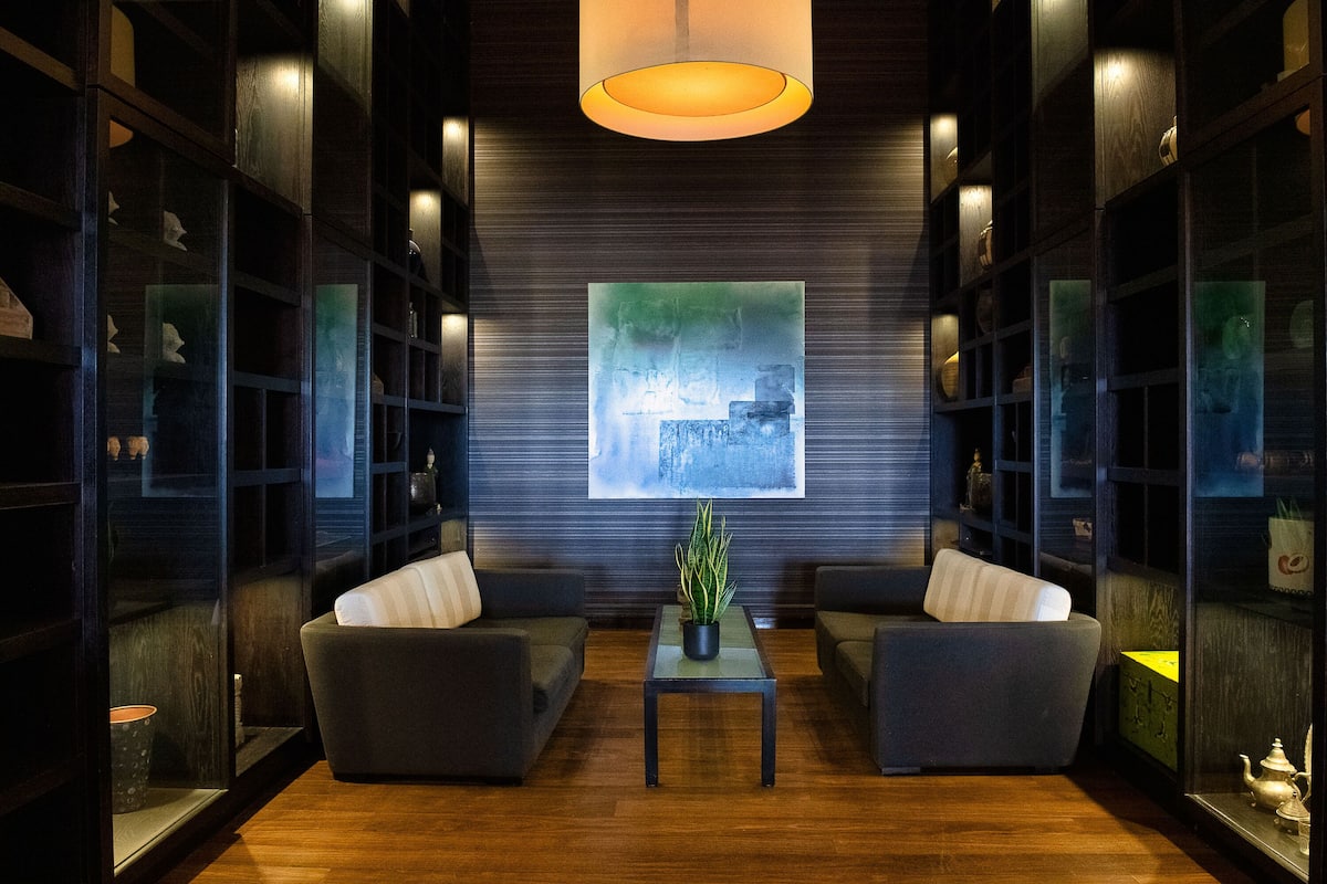 2 bars/lounges, cocktail bar