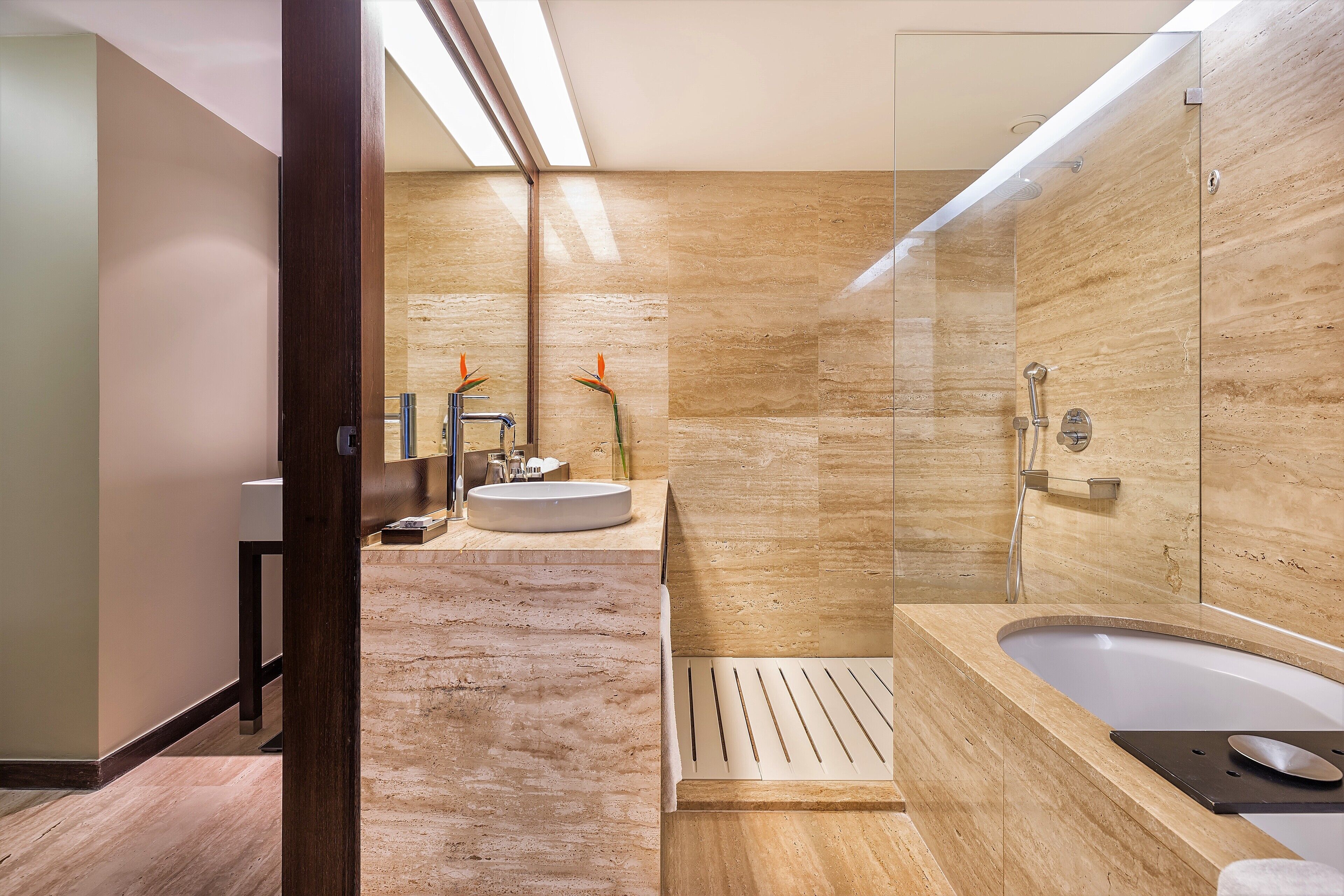 Ein modernes Badezimmer mit einer großen Badewanne, einem Waschbecken und einer Duschkabine.