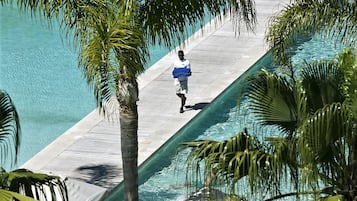 Piscine couverte, 3 piscines extérieures, chaises longues