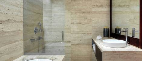 Un baño moderno con bañera, ducha y lavamanos.