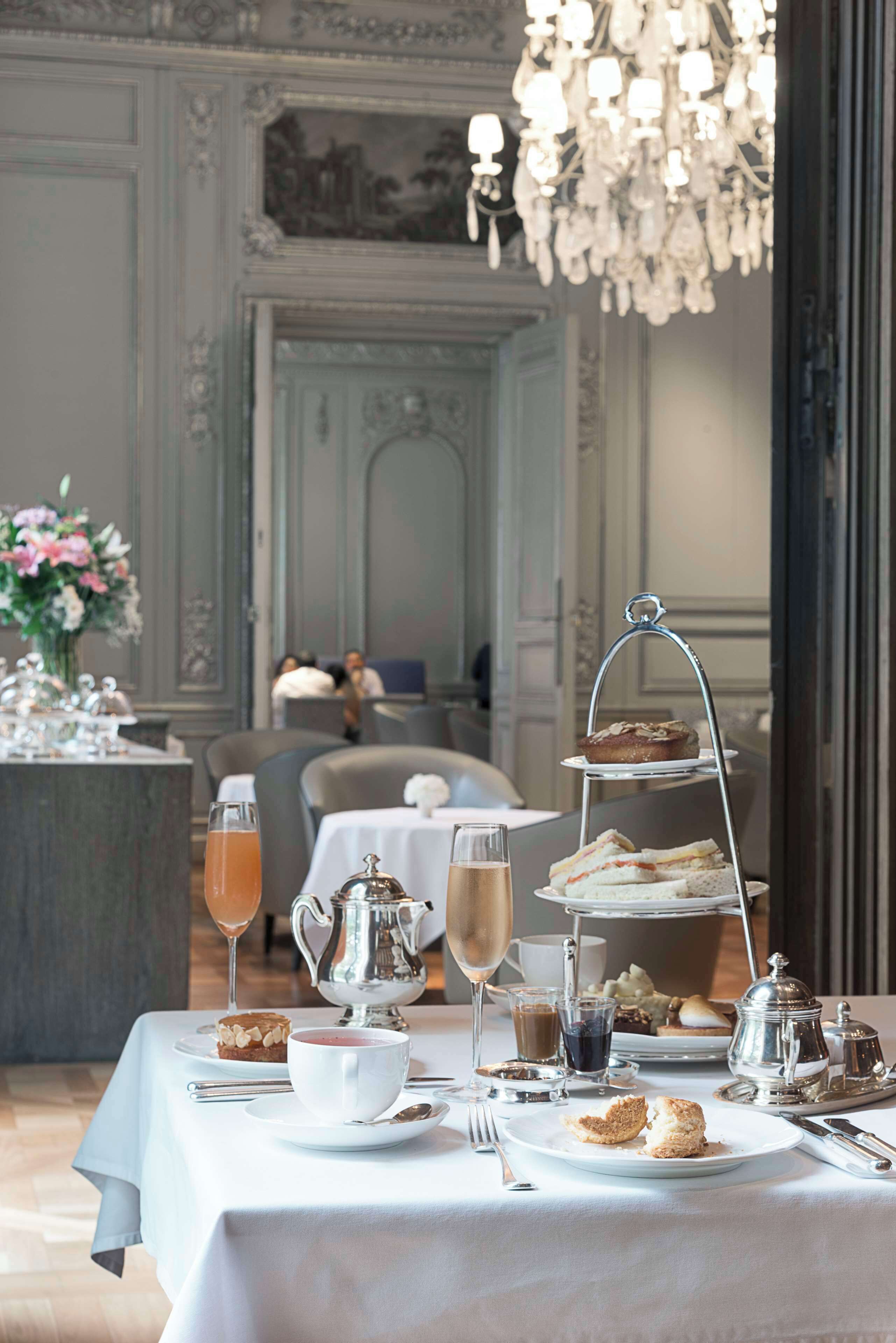 3 restaurants; breakfast, lunch, dinner, and brunch served
