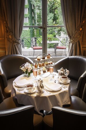 3 restaurantes, se sirven desayunos, comidas, cenas y cocina argentina