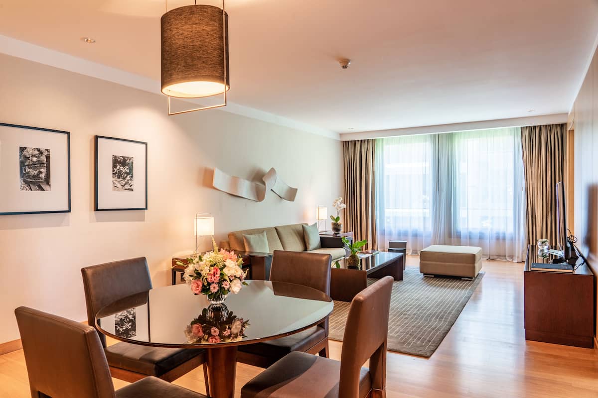 Park, Executive Suite | Living area | 55-inch Smart TV with digital channels, TV, first-run films