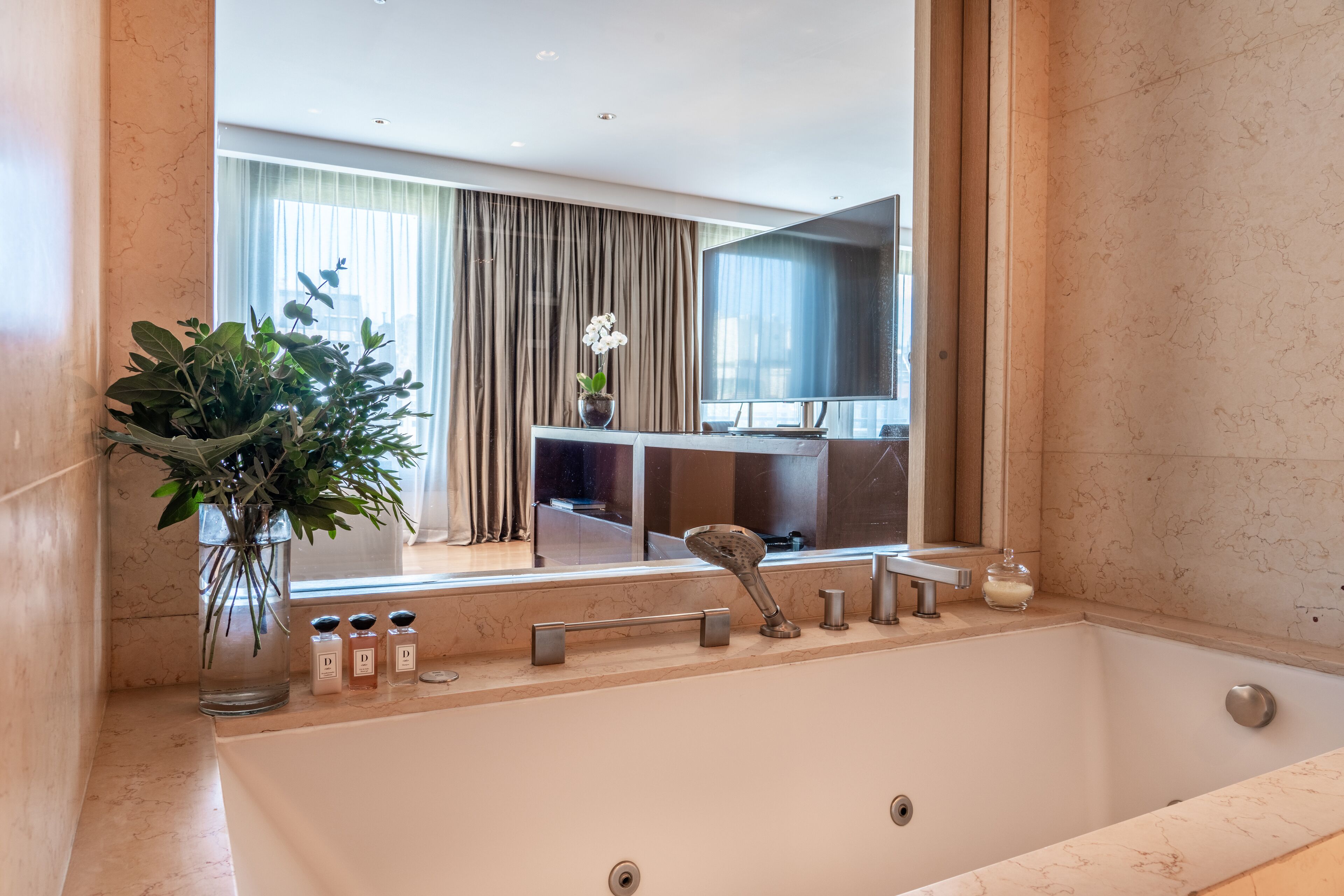 Park, Suite, 1 kingsize bed | Badkamer | Een aparte badkuip en douche, een regendouche, designer toiletartikelen