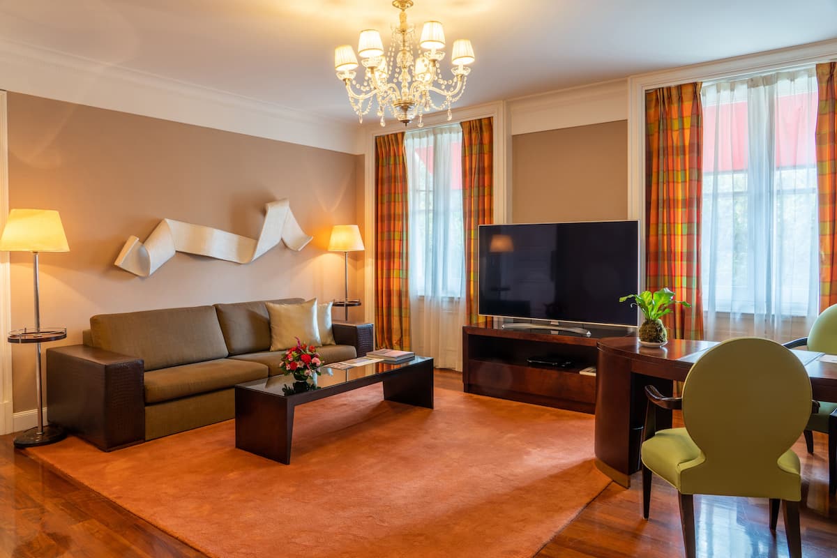 Executive Suite (Palace) | Living area | 55-inch Smart TV with digital channels, TV, first-run films