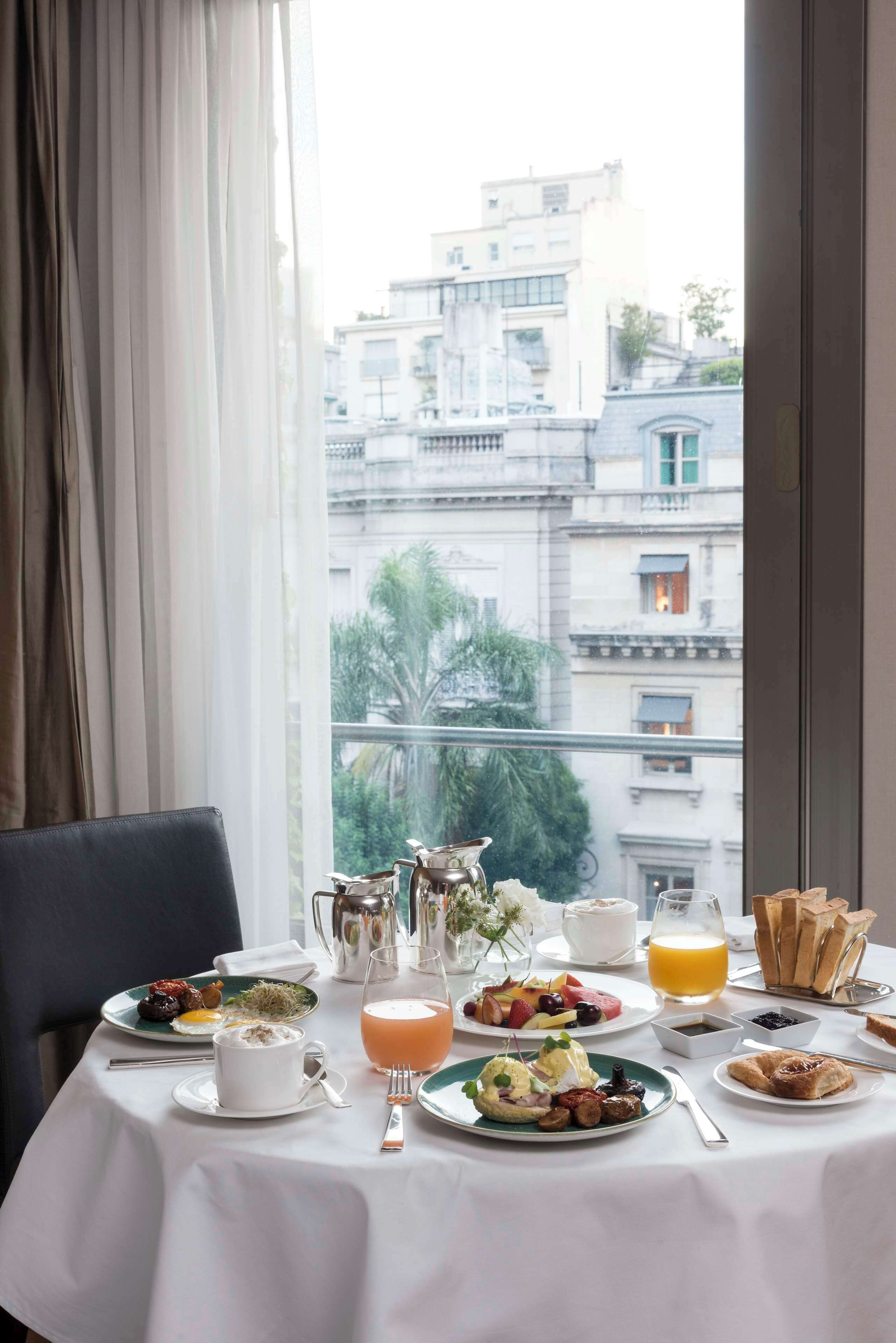 3 restaurantes; se sirve desayuno, almuerzo, cena y brunch