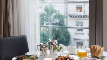 3 restaurantes; se sirve desayuno, almuerzo, cena y brunch