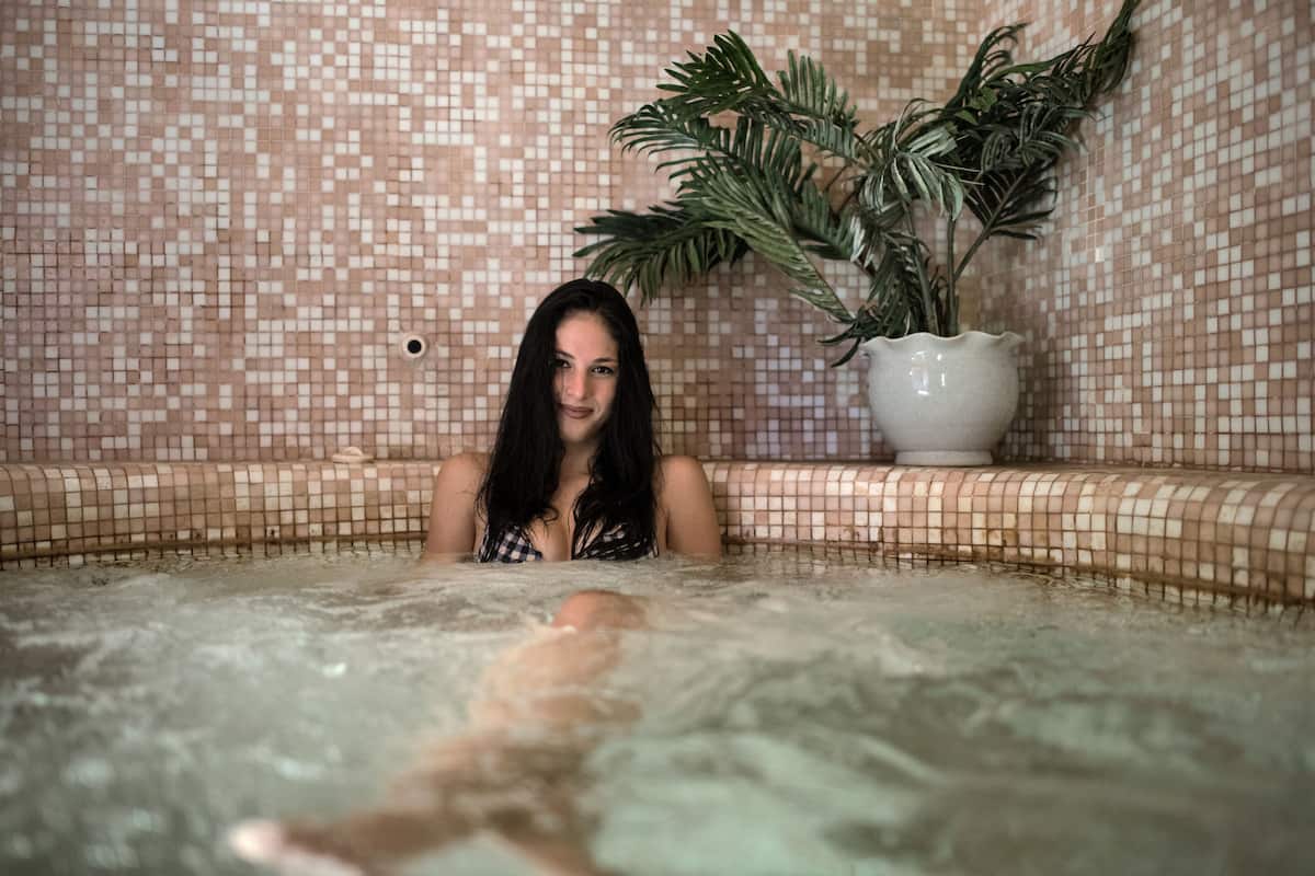 Douche, articles de toilette gratuits, sĂšche-cheveux, bidet