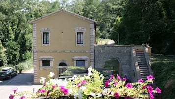 Innenpool, geöffnet von 10:00 Uhr bis 19:30 Uhr, LiegestĂŒhle