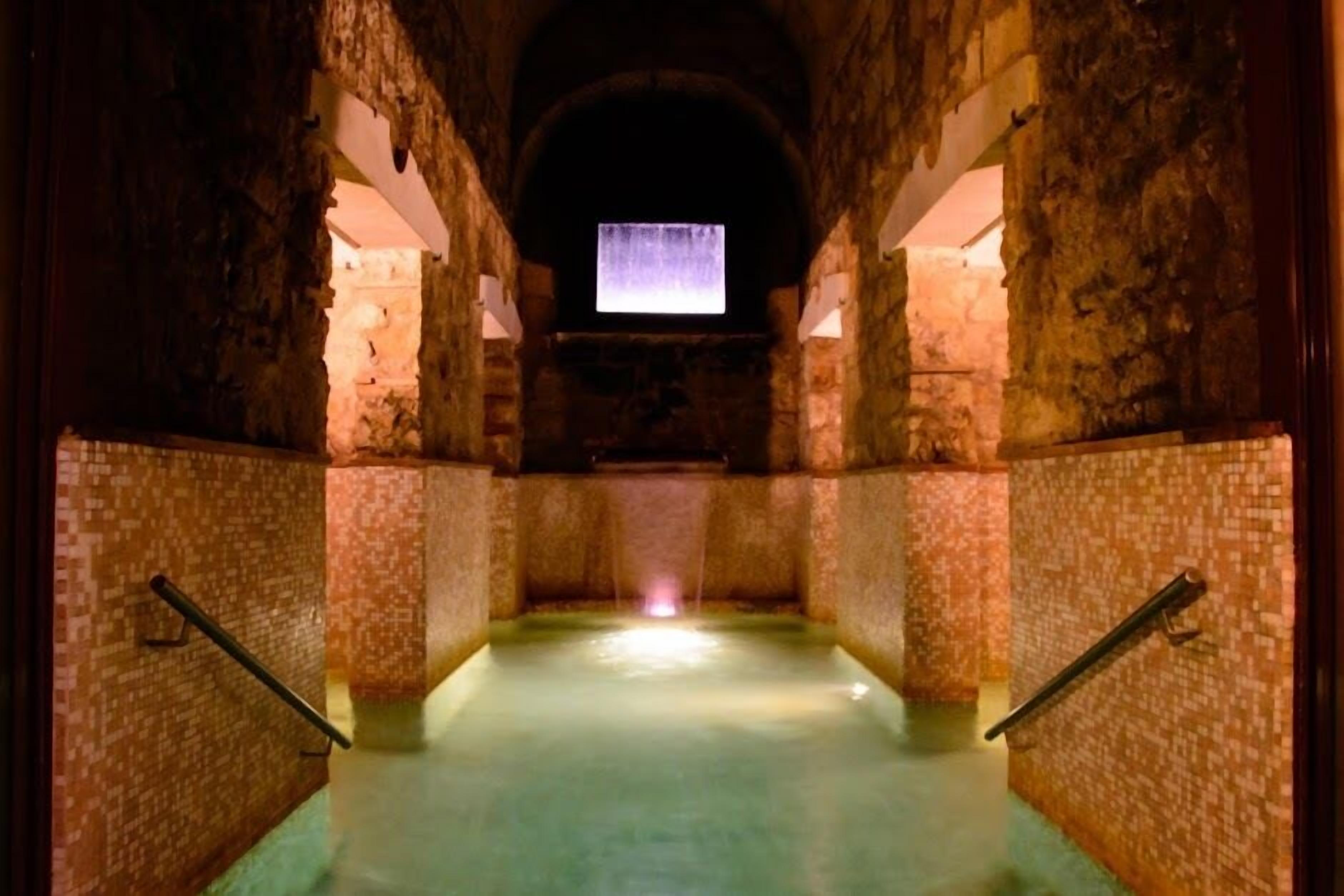 Piscine couverte, accès possible de 10 h 00 à 19 h 30, chaises longues 
