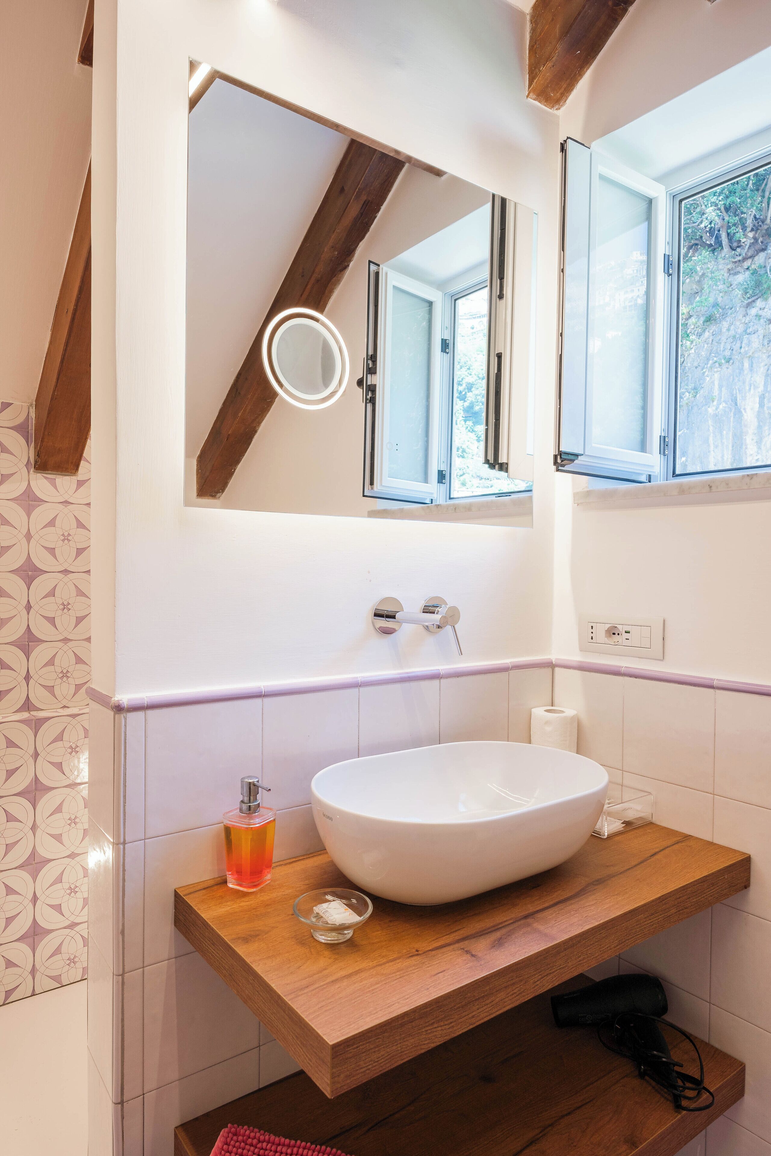 junior suite sea view | bathroom | jetted bath, rainfall showerhead, free toiletries, hair dryer