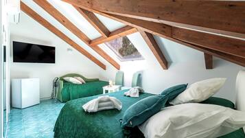 Double Room with Attic, Sea View and External Terrace | Lençóis italianos Frette, roupas de cama premium, edredons de pluma