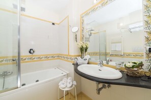 Bañera de hidromasaje y cabezal de ducha tipo lluvia