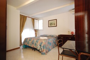 Escritorio, wifi gratis, ropa de cama