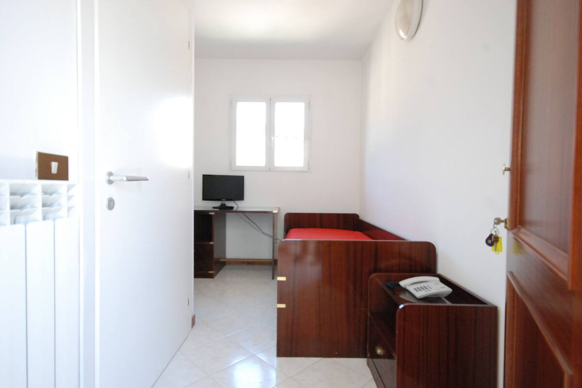 Single Room | Desk, WiFi (free), bed sheets