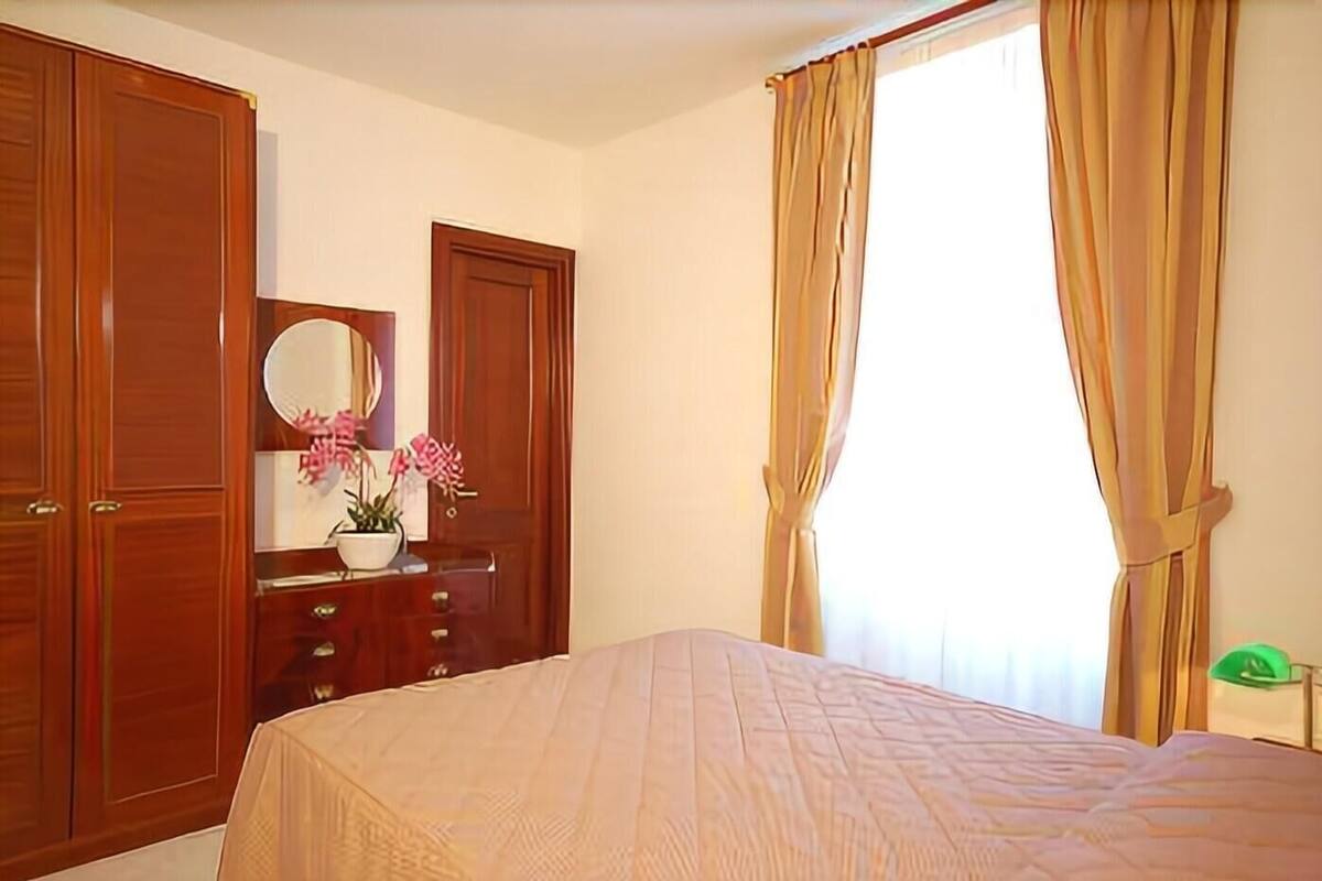 Standard Triple Room | Desk, WiFi (free), bed sheets