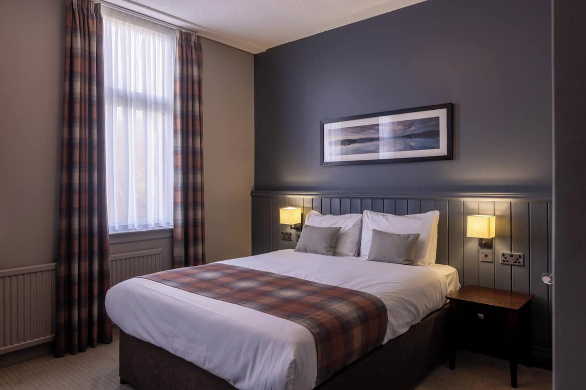 Desk, iron/ironing board (on request), WiFi (free), bed sheets