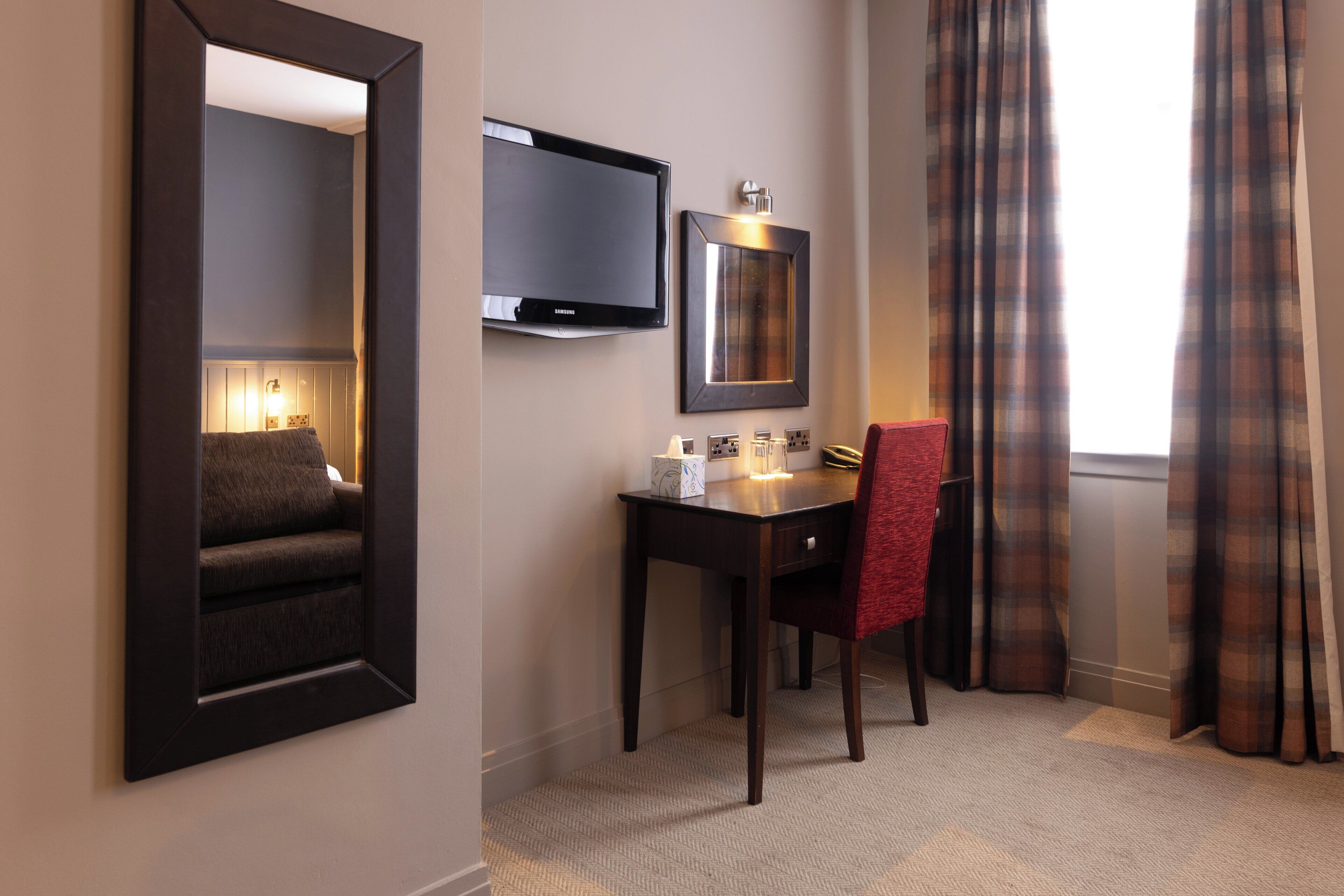 family room | 1 bedroom, desk, iron/ironing board, free wifi