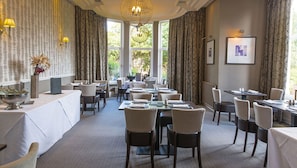 Petit déjeuner et déjeuner servis sur place