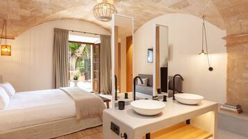 Junior suite, terras | Badkamer | Gratis toiletartikelen, een haardroger, badjassen, pantoffels