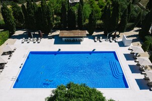 Indoor pool, 2 outdoor pools, free cabanas, pool umbrellas