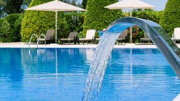 Een binnenzwembad, 2 buitenzwembaden, gratis zwembadcabana's