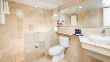 Une salle de bain moderne équipée de toilettes, d’un lavabo et d’une douche.