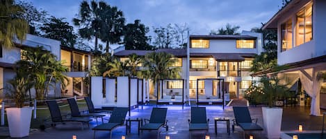 3 outdoor pools, pool umbrellas, pool loungers