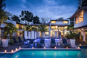 3 buitenzwembaden, parasols bij het zwembad en ligstoelen