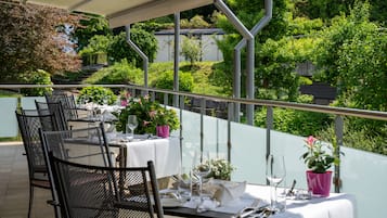 2 restaurantes; se sirve desayuno, almuerzo y cena; cocina regional