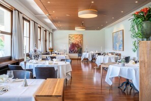 2 restaurantes; se sirven desayunos, almuerzos, cenas y cocina regional 