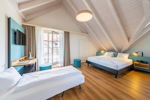 Triple Room (inkl. Ticket für den ÖPNV) | Hypo-allergenic bedding, down duvets, in-room safe, laptop workspace - Hotel Restaurant Balm Meggen (Meggen)