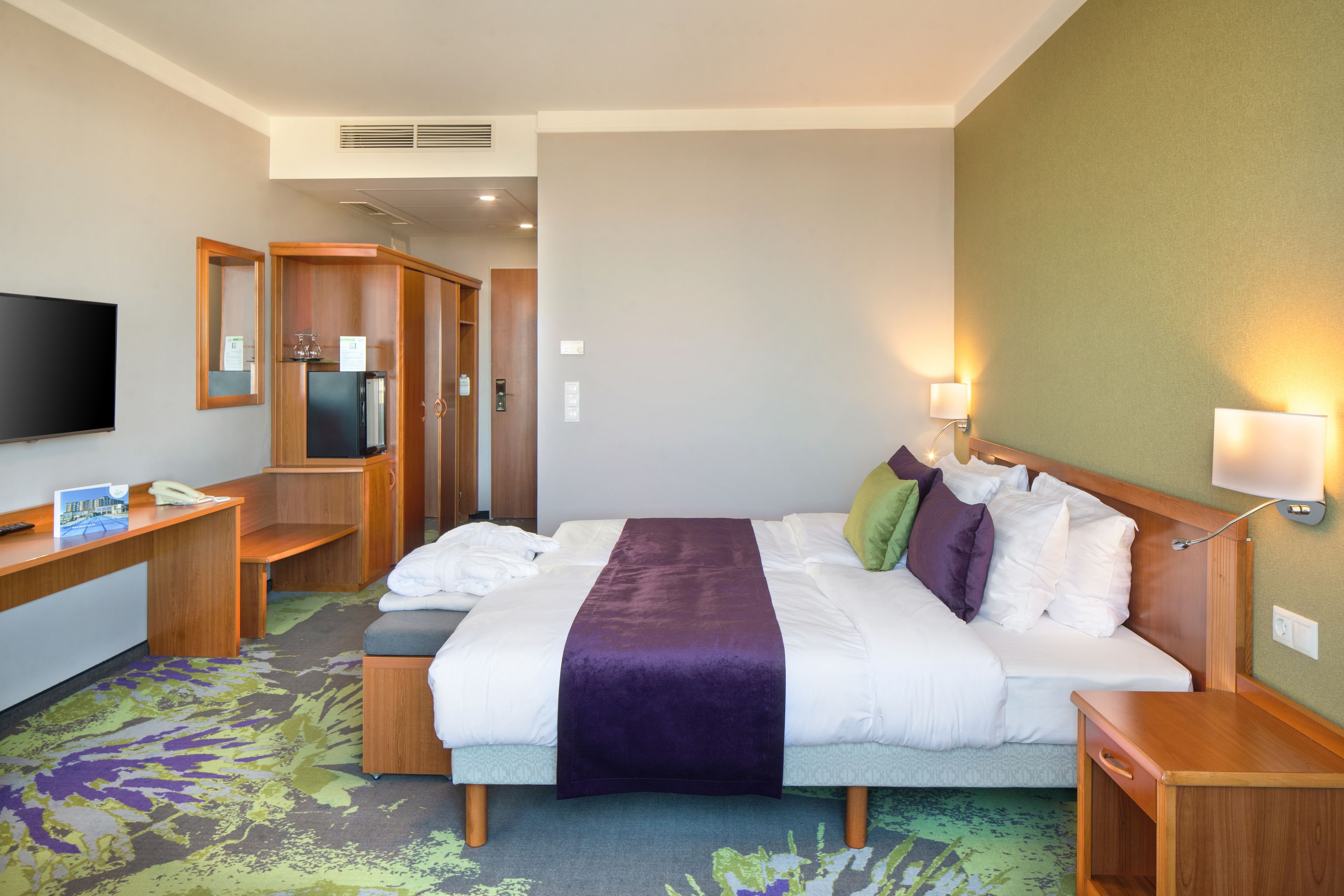 superior double room | minibar, in-room safe, desk, rollaway beds