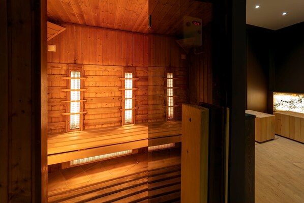 A wooden sauna with benches and windows. - Hotel Karos Spa (Zalakaros)