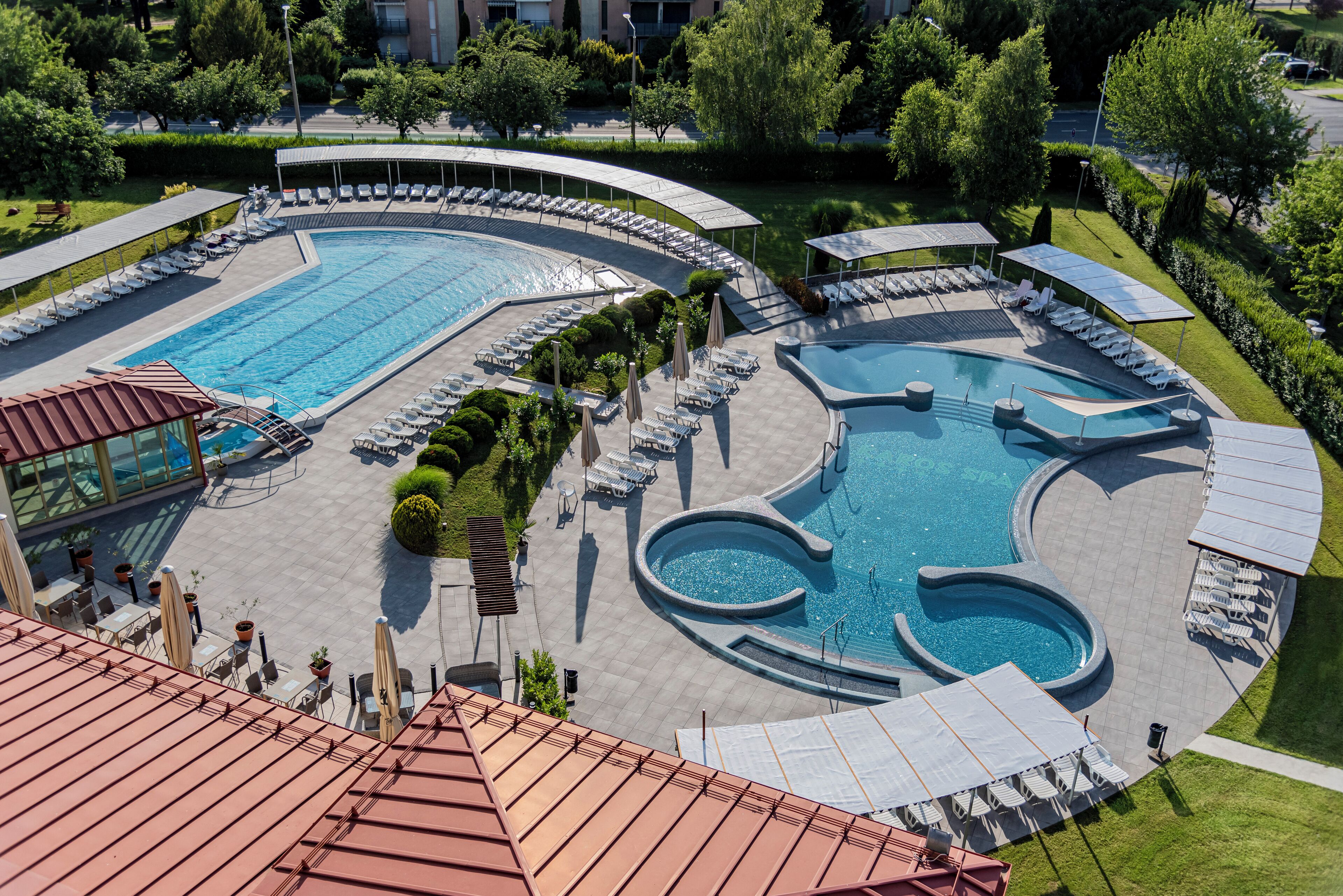 5 indoor pools, 2 outdoor pools, open 8:00 AM to 7:00 PM, sun loungers