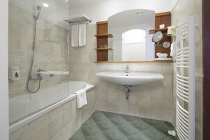 Un baño moderno con bañera, lavabo y ducha.
