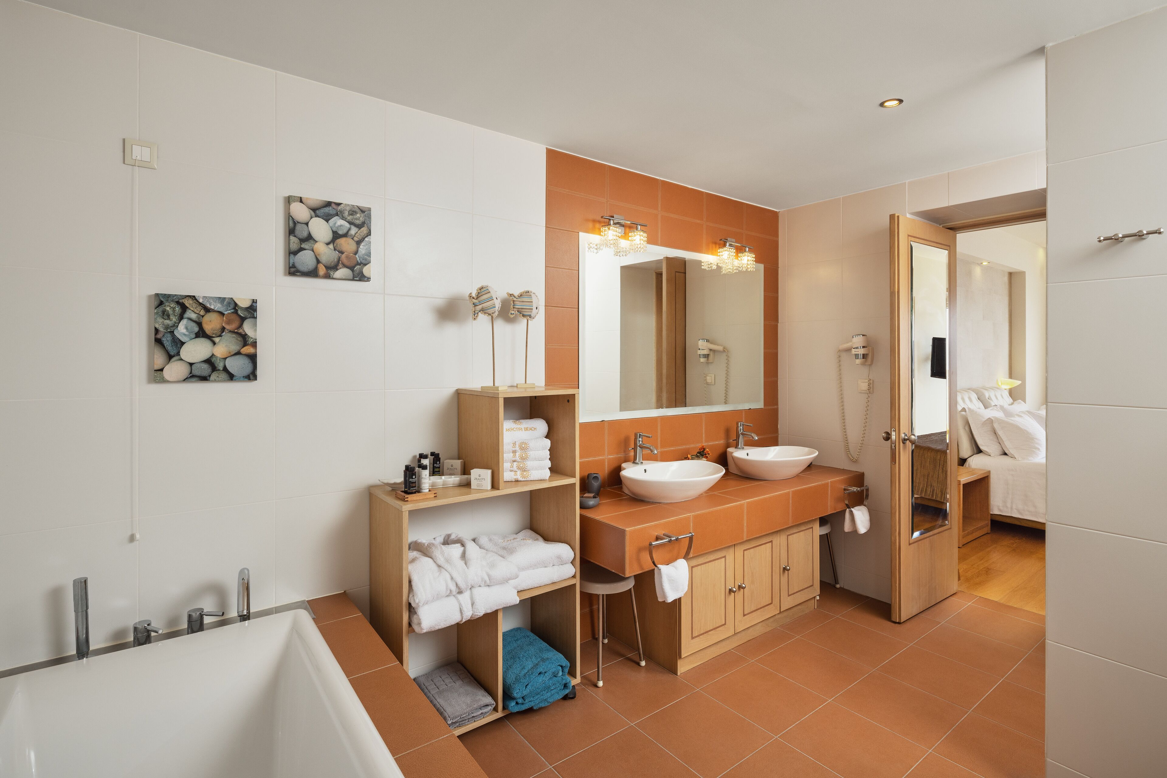 suite | bathroom | combined shower/bathtub, free toiletries, hair dryer, slippers