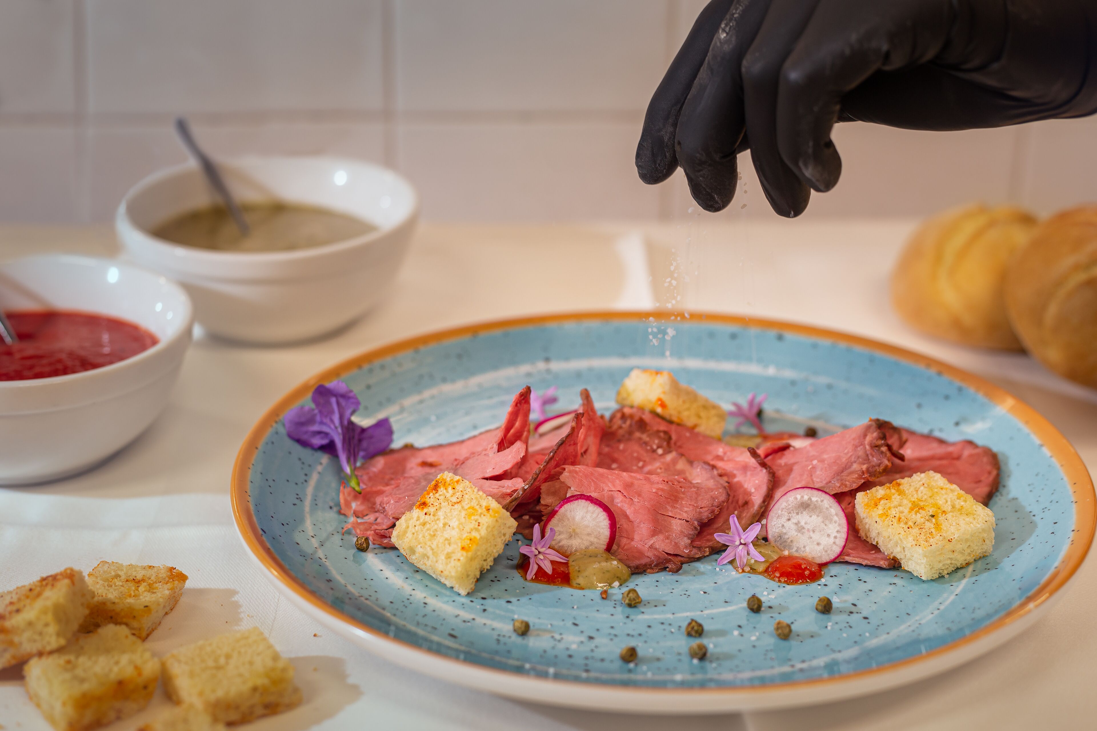 2 restaurants, breakfast, dinner served; international cuisine