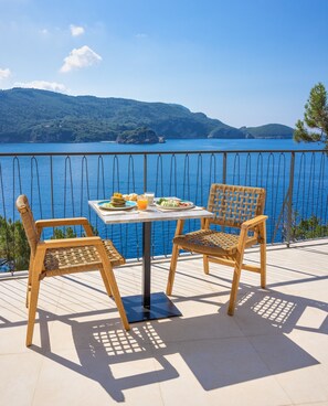 2 restauranter, frokost og middag serveres, internasjonale retter