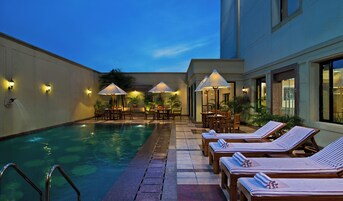 Una piscina al aire libre, sombrillas