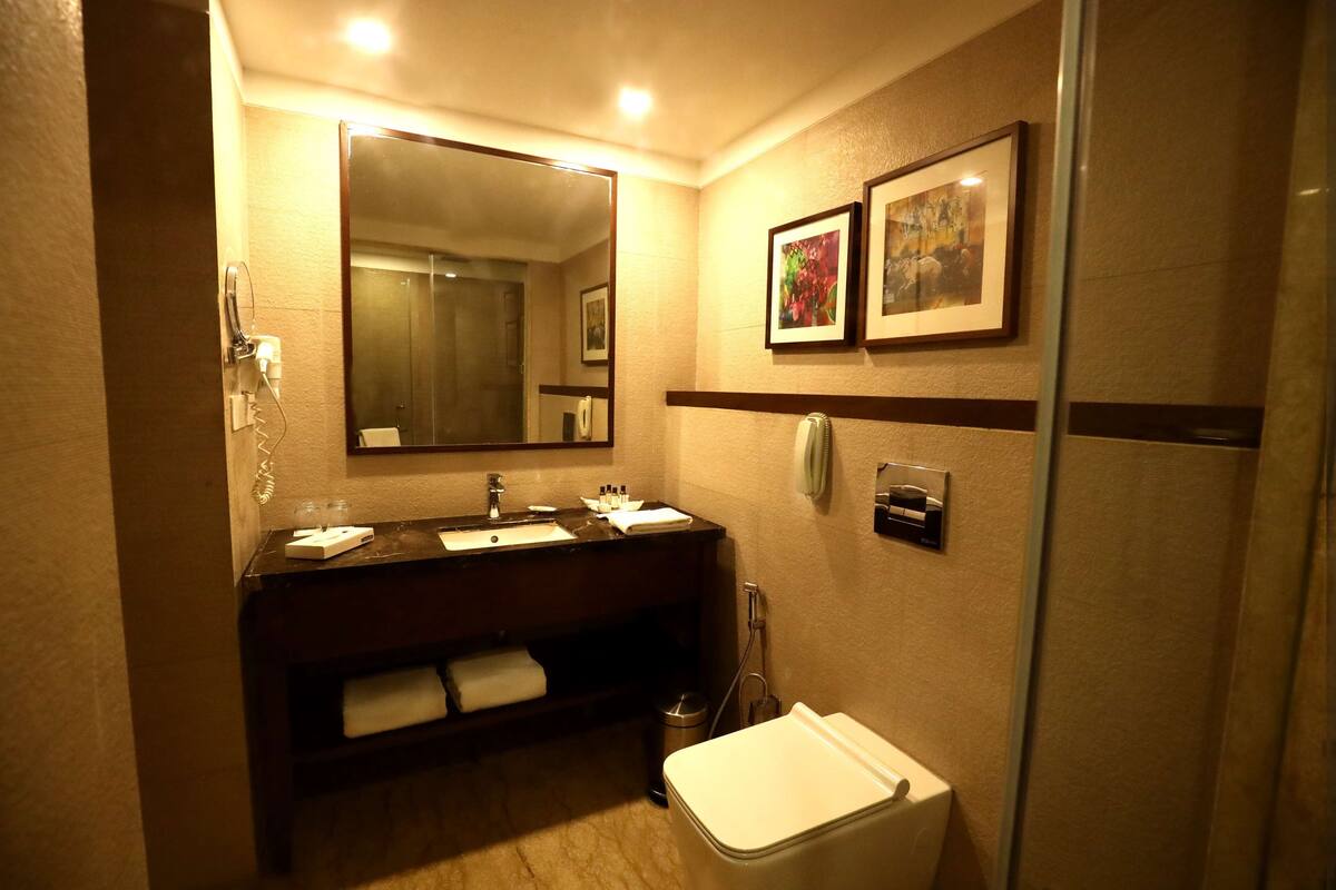 Chambre Supérieure, 1 très grand lit, fumeur | Salle de bain