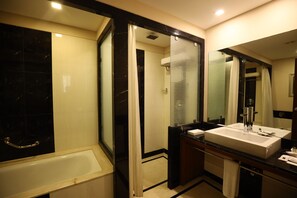 Suíte, 1 cama King, para não fumantes, banheira | Banheiro | Chuveiro com efeito de chuva, produtos de toalete grátis