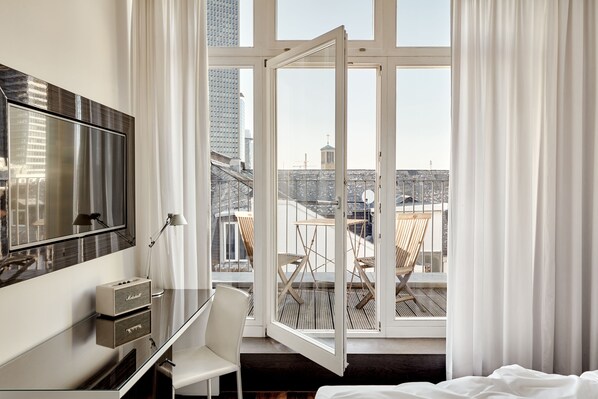 Luxe beddengoed, een minibar, een kluis op de kamer, een bureau