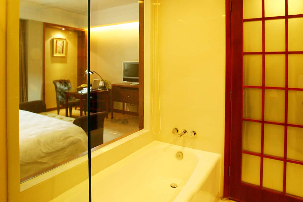 Executive Room | Bar mini, peti besi dalam bilik, meja, langsir/tirai gelap terus 