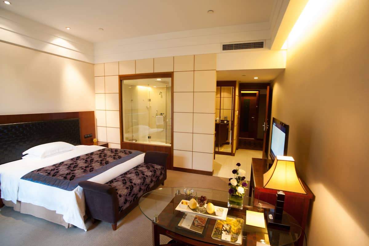 Executive Room, 1 Katil Raja (King) | Bar mini, peti besi dalam bilik, meja, langsir/tirai gelap terus 