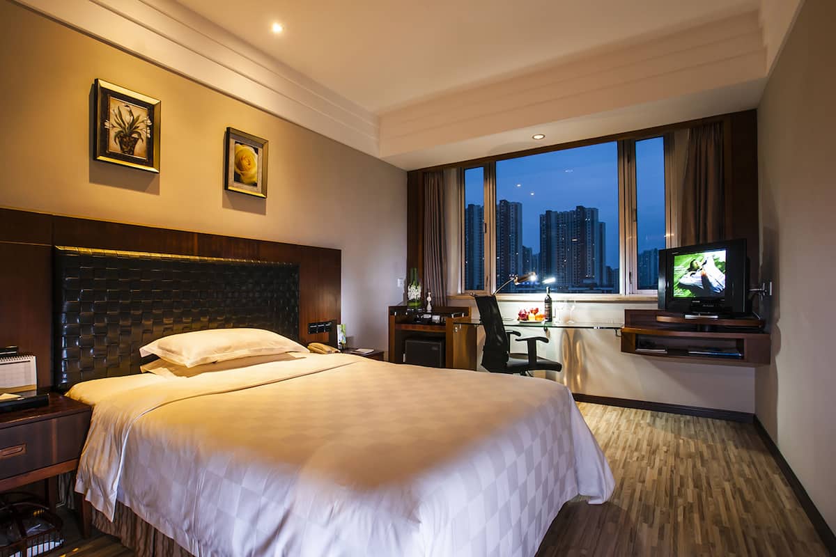 Standard Double Room | Bar mini, peti besi dalam bilik, meja, langsir/tirai gelap terus 
