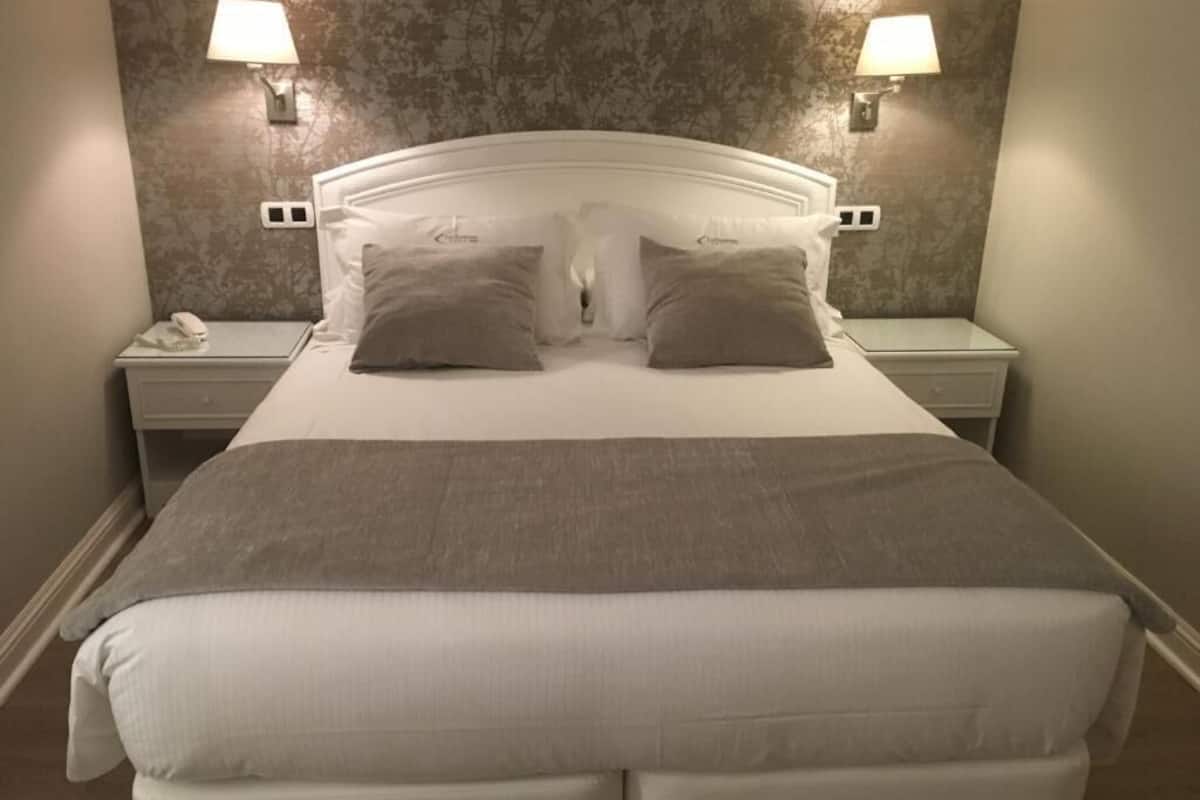 double room | minibar, in-room safe, desk, blackout curtains