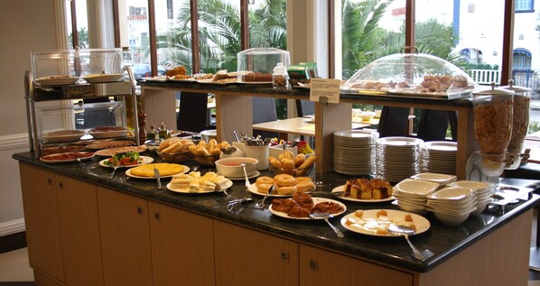 Desayuno buffet diario (EUR 13.2 por persona)