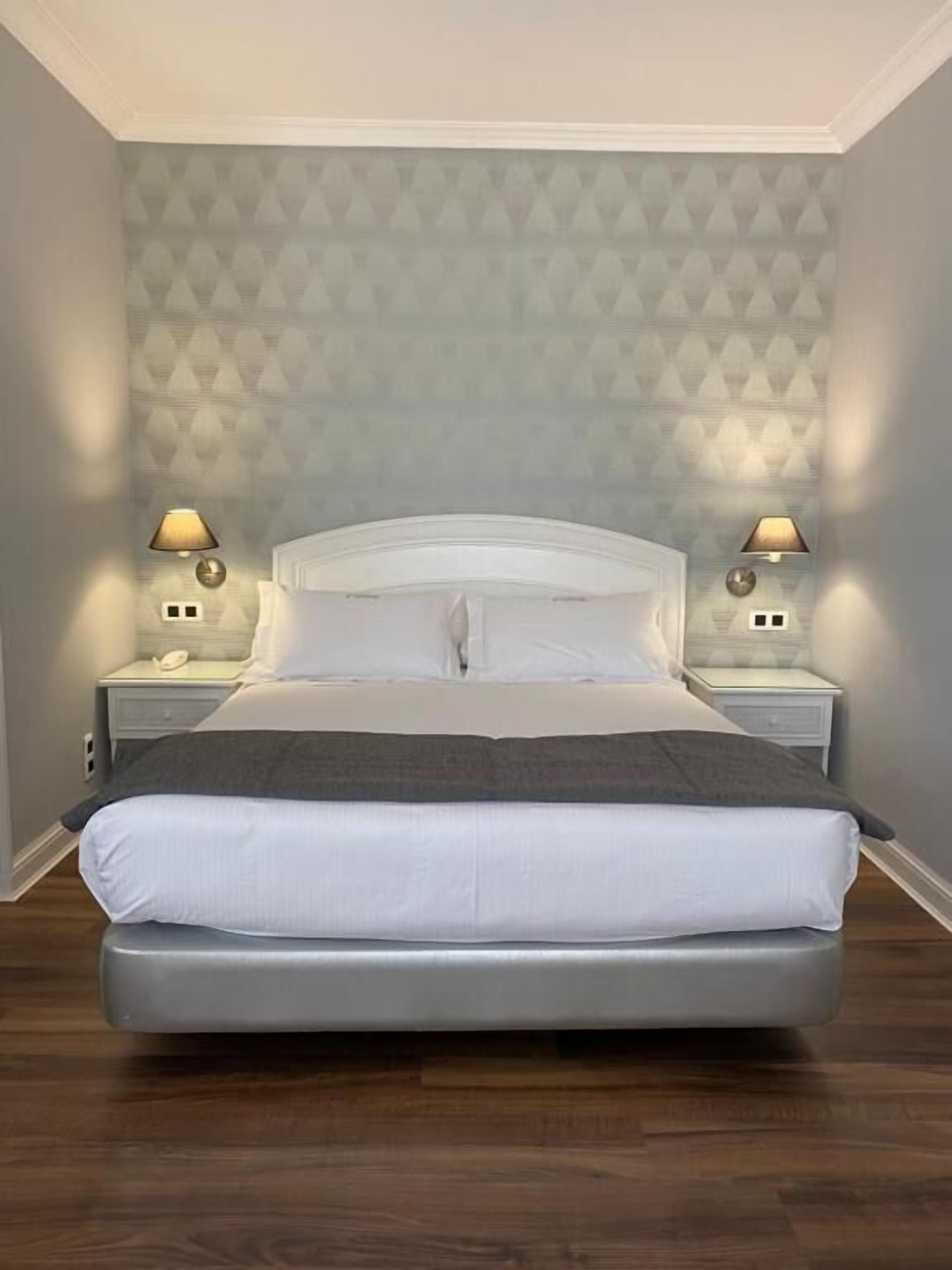 Kahden hengen huone | Minibaari, tallelokero huoneessa, työpöytä, pimennysverhot